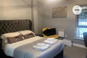 سرير أو أسرّة في غرفة في 2 Bedroom FREE Parking by Concert Square sleeps 8