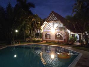 a house with a swimming pool at night at Casa Campo Majo in Chinauta