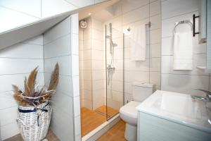 A bathroom at ΟNIRO Comfort Living