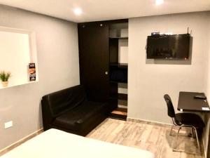 TV a/nebo společenská místnost v ubytování Bogotá Rooms Heroes