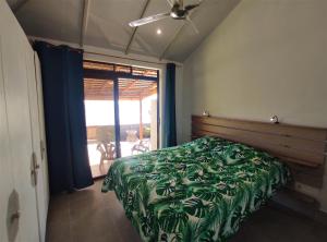 Giường trong phòng chung tại TAHITI - Taharaa Beach Bungalow
