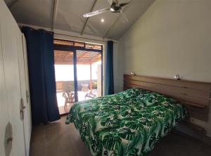 Postel nebo postele na pokoji v ubytování TAHITI - Taharaa Beach Bungalow