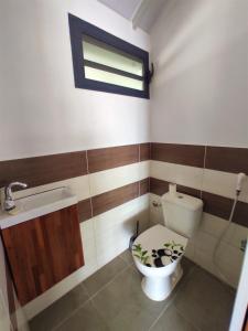 Ванная комната в TAHITI - Taharaa Beach Bungalow