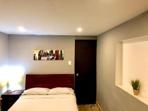 Postel nebo postele na pokoji v ubytování Bogotá Rooms Heroes