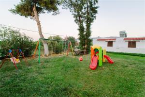 Ampavris Family Apartments tesisinde çocuk oyun alanı