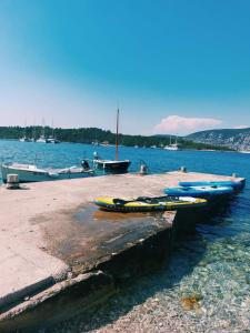 a group of kayaks sitting on the shore of a body of water at Apartments Rina - Kneže in Račišće