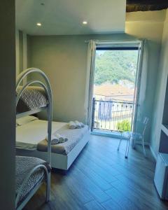 1 dormitorio con litera y ventana grande en Cala Di Luna House, en Vietri