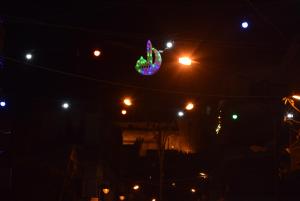 een vlieger die 's nachts in de lucht vliegt bij City Hostel Dormitory in Trâblous