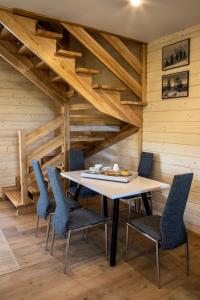 - une salle à manger avec une table et des chaises dans l'établissement Domki Krynica, à Krynica-Zdrój