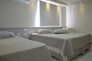 En eller flere senger på et rom på Hotel Girardelli