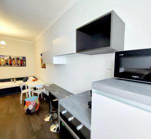 un soggiorno con una grande TV a schermo piatto a parete di BBHOME Saint Paul design boutique Apartment a Roma