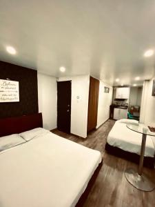 Postel nebo postele na pokoji v ubytování Bogotá Rooms Heroes