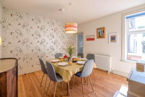 a dining room with a table and chairs at Rose Cottage Halesworth Air Manage Suffolk in Halesworth