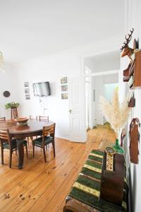 uma sala de estar com uma mesa e uma sala de jantar em Donapart em Lisboa