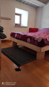 1 dormitorio con 1 cama grande en una habitación en La casetta del Pastore en Sulmona