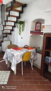 comedor con mesa y escalera en La casetta del Pastore en Sulmona