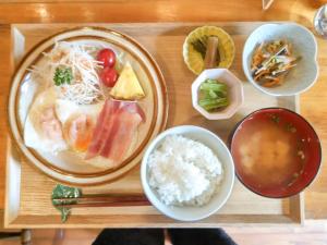 Norikura Kogen - irodori - - Vacation STAY 91530v في ماتسوموتو: صينية خشبية مع صحن من الطعام والأرز
