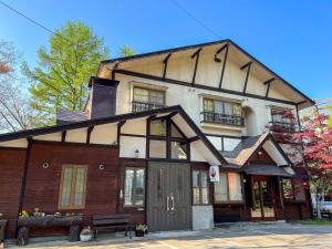 ein altes Haus mit einem Gameradach in der Unterkunft Norikura Kogen - irodori - - Vacation STAY 91520v in Matsumoto