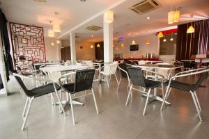 un comedor con mesas y sillas en un restaurante en Hotel Jelai @ Temerloh, Pahang, en Temerloh