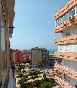 Blick auf die Stadt von einem Gebäude in der Unterkunft Rentaly Holidays Apartamento Artes de Arcos Almería in Almería