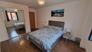A bed or beds in a room at Two Bedroom Apartment Central B1 Birmingham, Parking