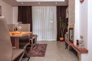 O zonă de relaxare la Луксозен апартамент - "Моето щастливо място"- Смолянски езера