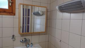 A bathroom at Island house in Elika - Marathias Még 15 kép