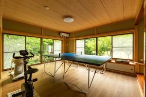 einen Fitnessraum mit einer Tischtennisplatte in einem Zimmer mit Fenstern in der Unterkunft Ve-Nasu - Vacation STAY 13252 in Nasu