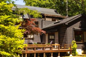 una casa con una terraza de madera y sillas frente a ella en Ve-Nasu - Vacation STAY 13252 en Nasu