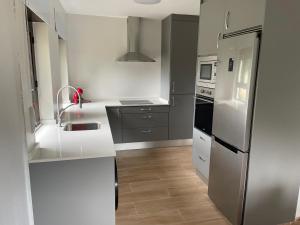 A kitchen or kitchenette at Villa May en Riegu Vidiago Llanes