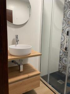 A bathroom at Villa May en Riegu Vidiago Llanes