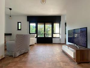 A television and/or entertainment centre at Villa May en Riegu Vidiago Llanes