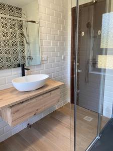 A bathroom at Villa May en Riegu Vidiago Llanes Még 17 kép
