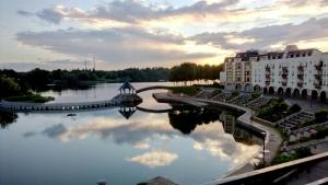 vista su un fiume con un edificio e un ponte di VUE EXCEPTIONNELLE SUR LE LAC a Créteil