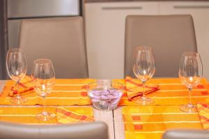 una mesa con cuatro copas de vino encima en Луксозен апартамент в комплекс Маунтин Лейк , Смолянски Езера - Apartment with 1-bedroom, Smolyan Lakes, en Smolyan