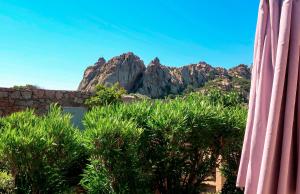 vistas a una montaña con árboles y a un edificio en Domaine Bocca di Feno, en Bonifacio