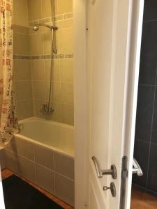 a bathroom with a bath tub and a shower at Modernes City-Apartment in Krefeld - BEUYS Apartments Krefeld in Krefeld
