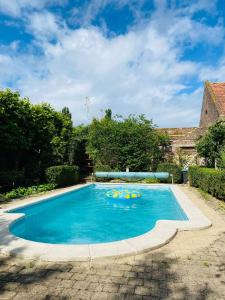 Majoituspaikassa Maison de vacances à la campagne avec piscine "MAISON SIMON" tai sen lähellä sijaitseva uima-allas
