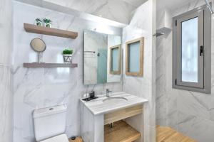 ein weißes Badezimmer mit Waschbecken und Toilette in der Unterkunft Acropolis City Life BH in Athen + 37 Fotos