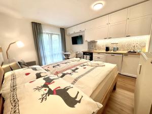 ein Schlafzimmer mit einem großen Bett in einer Küche in der Unterkunft 2022 Neu renoviert- Apartments Michaela in Philippsreut