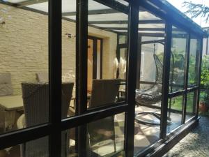 widok na patio przez okno w obiekcie Lora w Łebie
