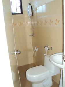 y baño con aseo y lavamanos. en Haus Of Tubo Davao, en Davao City