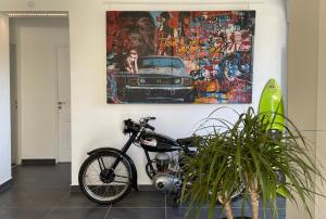 een fiets geparkeerd in een kamer met een schilderij aan de muur bij Art_Booking . . . by Benoit_B in Duingt