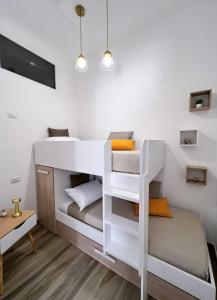 Habitación pequeña con litera y escritorio. en Sunshine, en Santa Maria di Castellabate