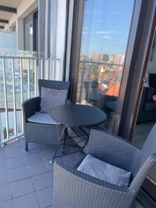 d'un balcon avec une table et des chaises offrant une vue sur la ville. dans l'établissement Studio Kristof 705, à Middelkerke 18 autres photos