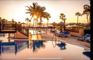 Swimmingpoolen hos eller tæt på Fantástico Apartamento con vistas al mar zona Club la Costa Castillo Fuengirola