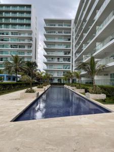 a swimming pool in front of a large building at Edificio Morros Epic Lujo con Panorama in Cartagena de Indias