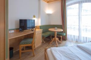 TV i/ili multimedijalni sistem u objektu Hotel Gasthof Obermair