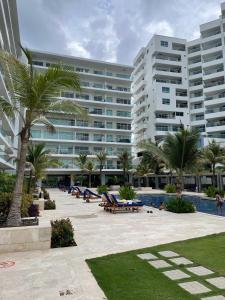 a large apartment building with a pool and palm trees at Edificio Morros Epic Lujo con Panorama in Cartagena de Indias