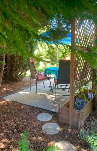 a patio with a table and chairs under a gazebo at Lilo Luisa in Weinheim